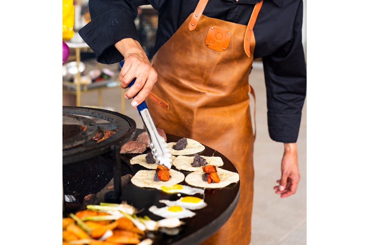 Гриль очаг OFYR Island Corte 85 Teak Wood с дровницей, рабочей поверхностью из Тика, лотком для инструментов и специй