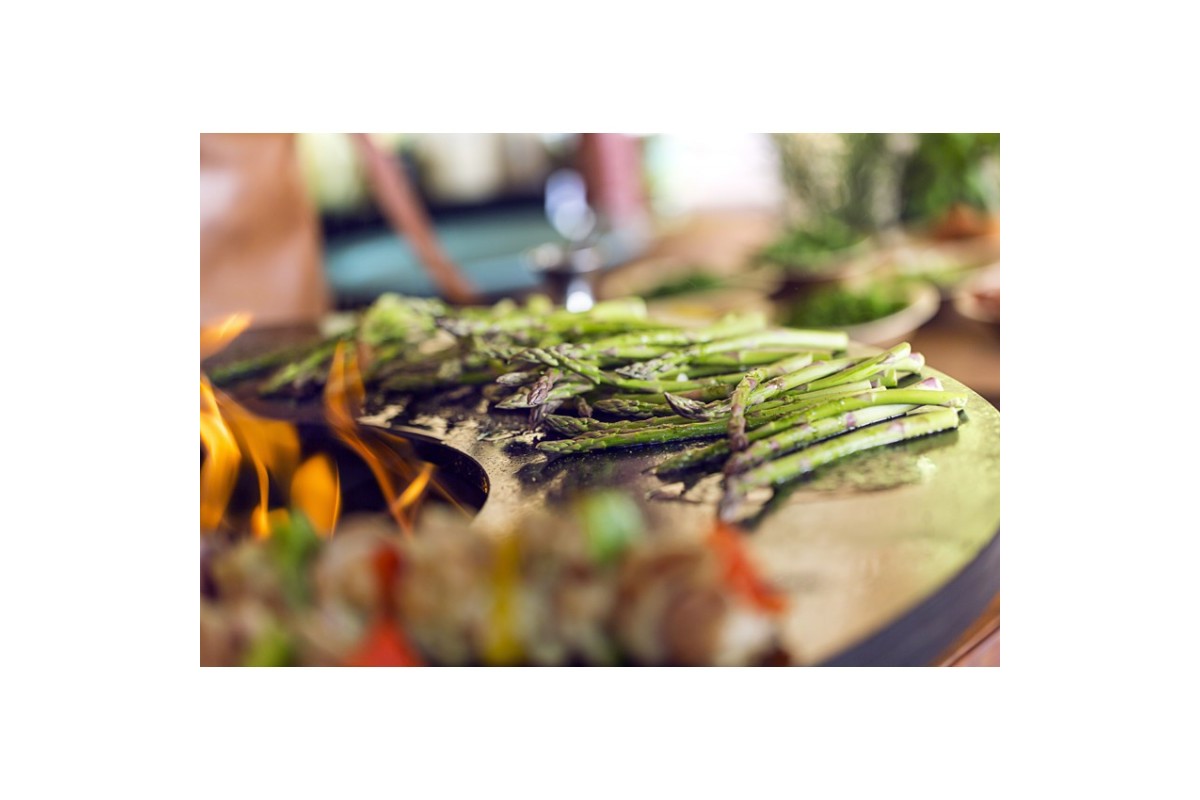 Гриль очаг OFYR Island Black 85 Teak Wood с дровницей, рабочей поверхностью из Тика, лотком для инструментов и специй