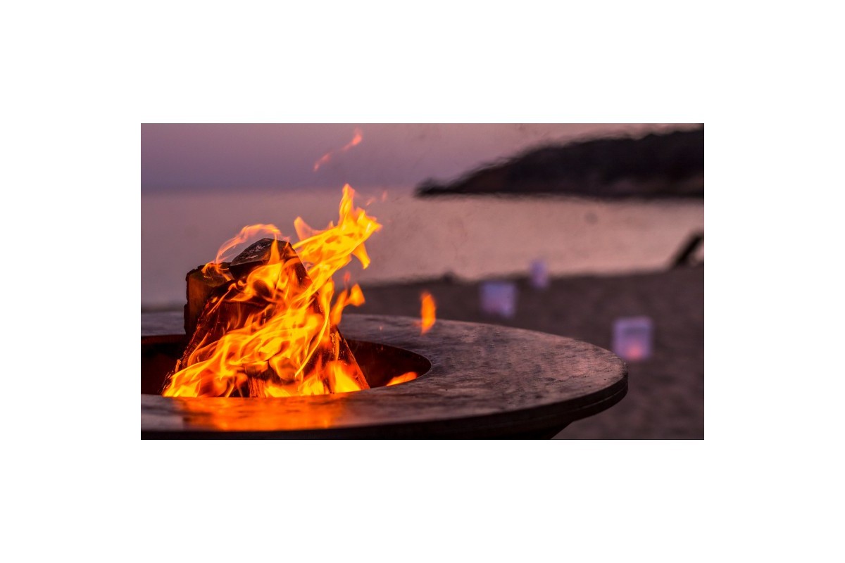 Гриль очаг OFYR Island Black 100 Teak Wood с дровницей, рабочей поверхностью из Тика, лотком для инструментов и специй