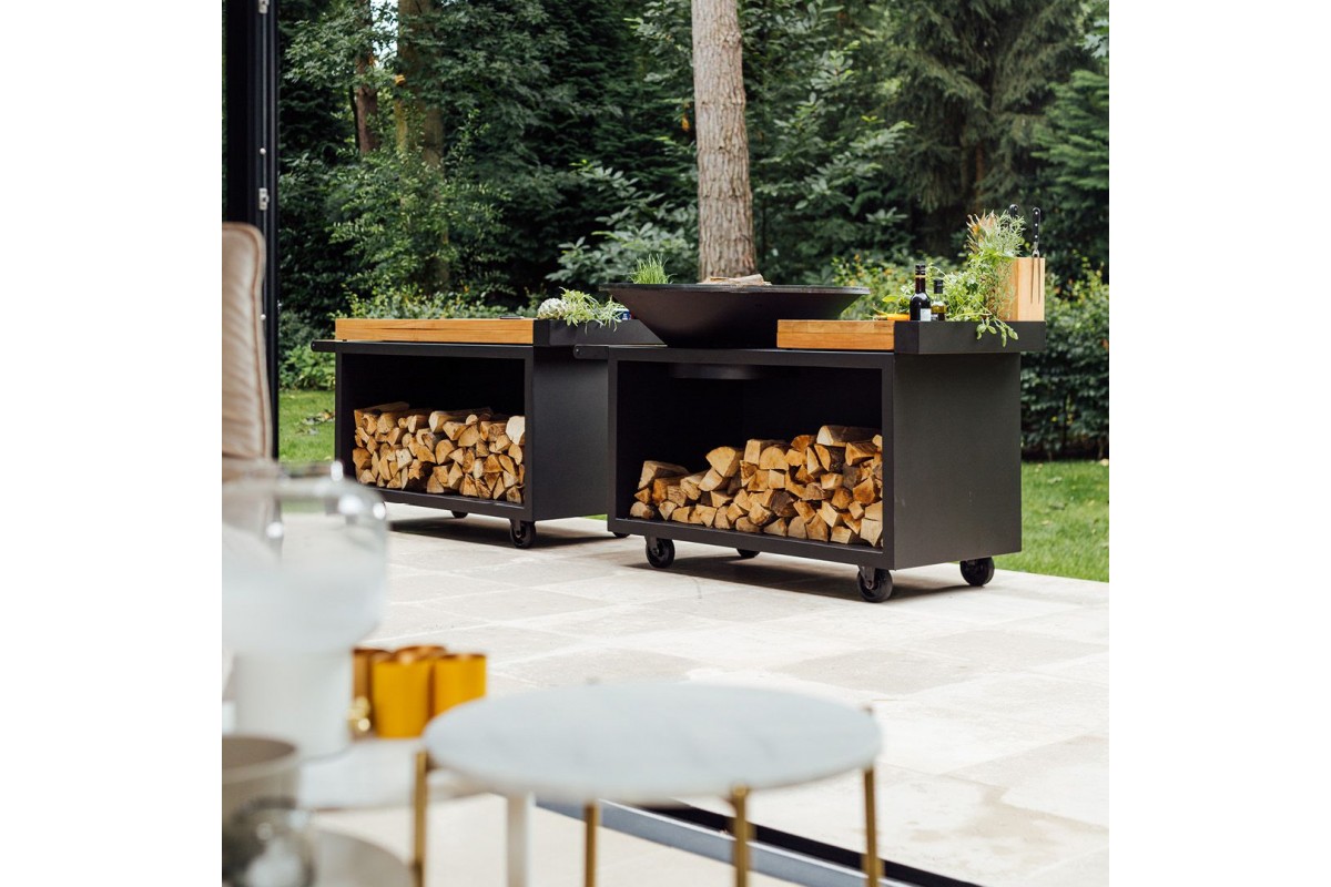 Гриль очаг OFYR Island Black 100 PRO Teak Wood на колесах с дровницей, рабочей поверхностью из Тика, ручкой и лотком для инструм