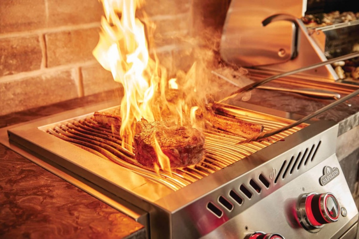 Двойная инфракрасная горелка SIZZLE ZONE для встраивания с крышкой из нержавеющей стали Napoleon BIB18IRPSS-CE