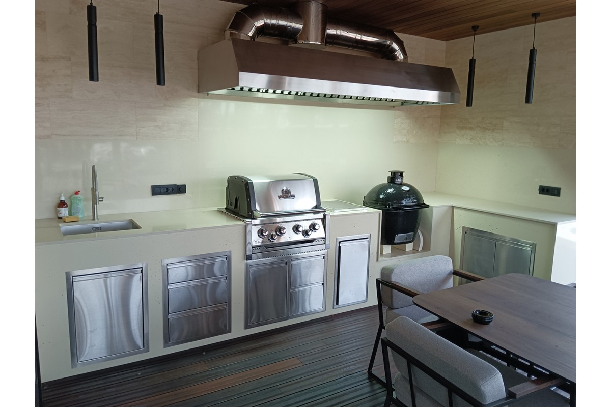 Зонт вытяжной вентиляционный с фильтрами лабиринтного типа 1200 х900 х 350 (цельно сварная конструкция)