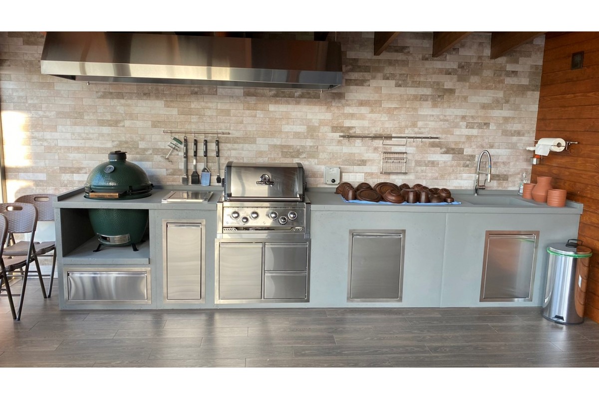 Зонт вытяжной вентиляционный с фильтрами лабиринтного типа 1300 х900 х 350 (цельно сварная конструкция)