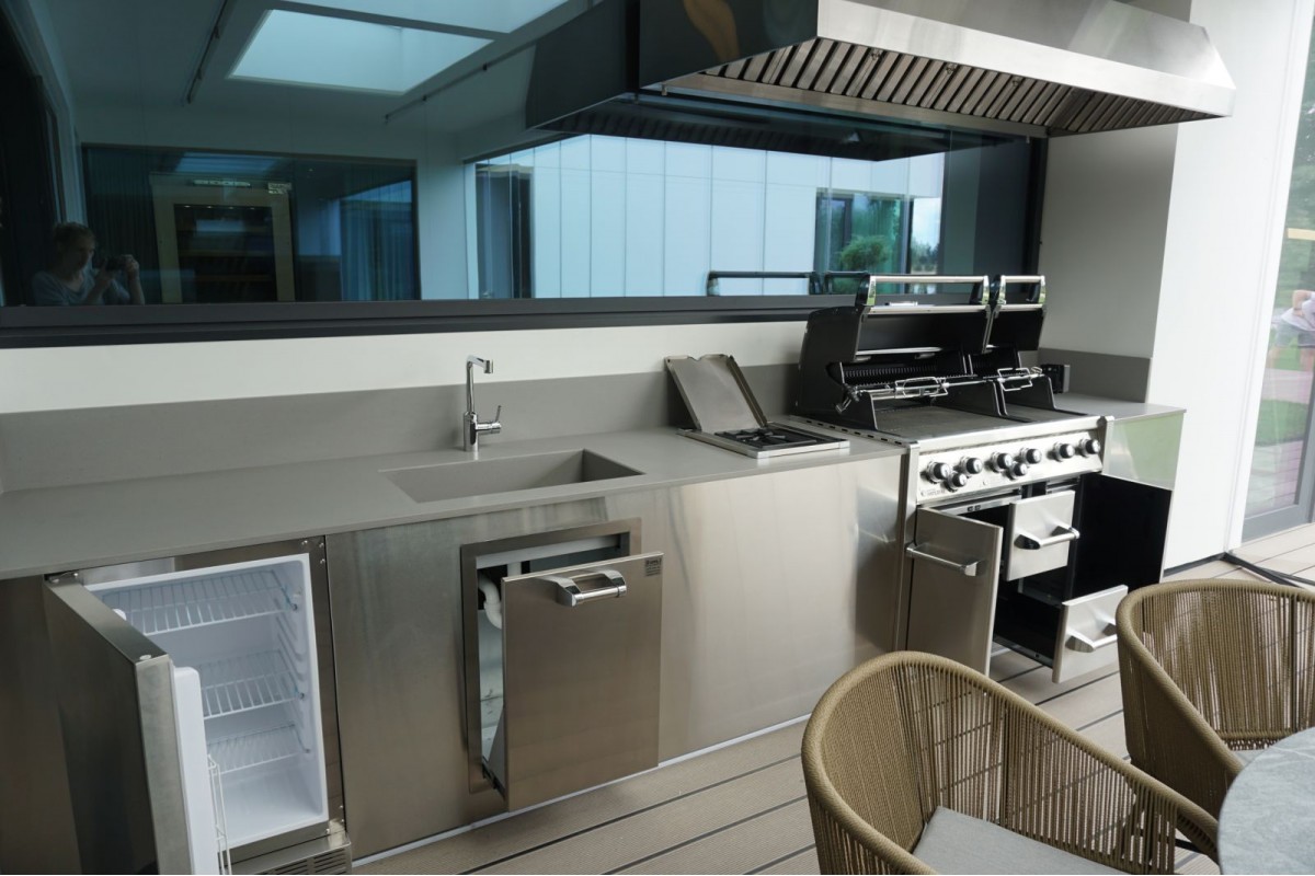 Зонт вытяжной вентиляционный с фильтрами лабиринтного типа 1500 х900 х 350 (цельно сварная конструкция)