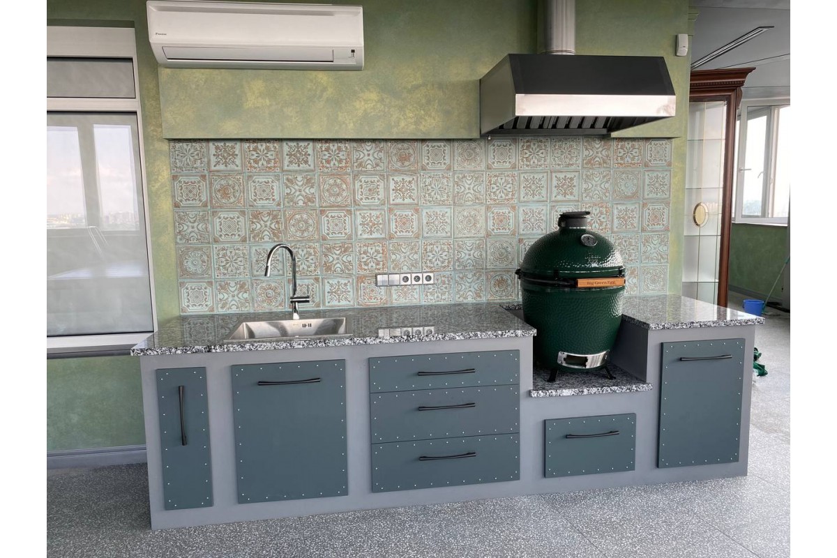 Зонт вытяжной вентиляционный с фильтрами лабиринтного типа 1800 х900 х 350 (цельно сварная конструкция)