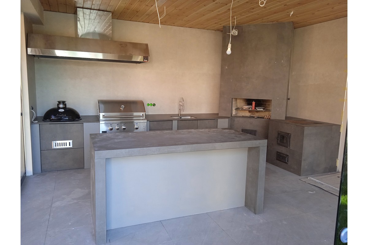 Зонт вытяжной вентиляционный с фильтрами лабиринтного типа 1900 х900 х 350 (цельно сварная конструкция)