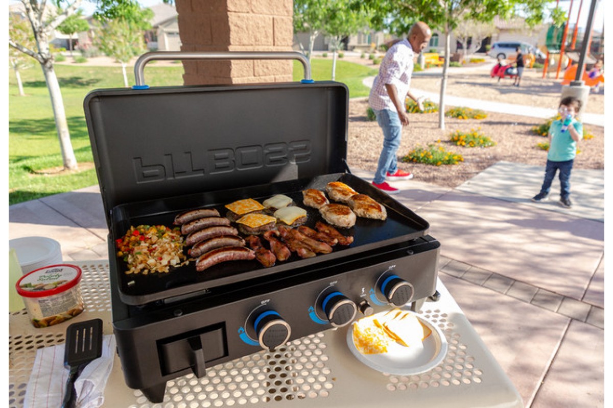 Портативний газовий гриль-планча Pit Boss Ultimate, на 3 пальники, зйомний, зі столом, 10810