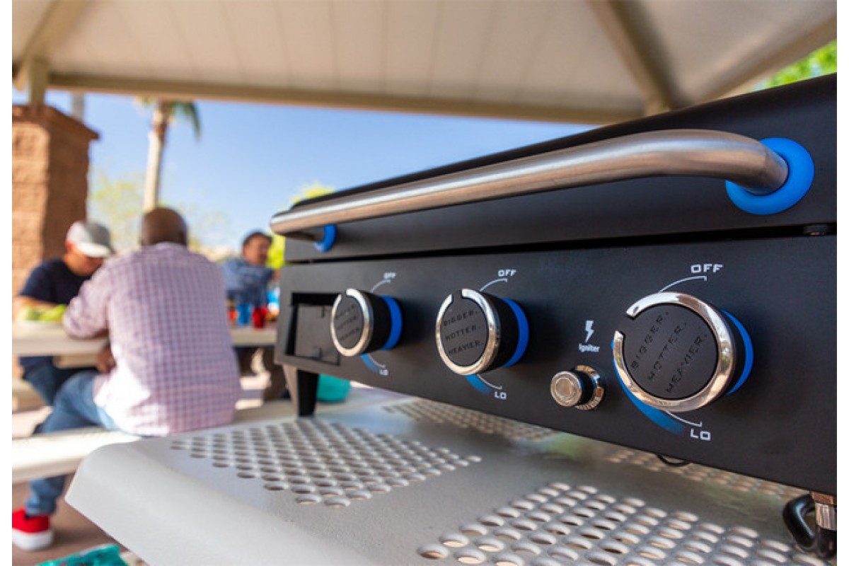 Портативний газовий гриль-планча Pit Boss Ultimate, на 3 пальники, зйомний, зі столом, 10810