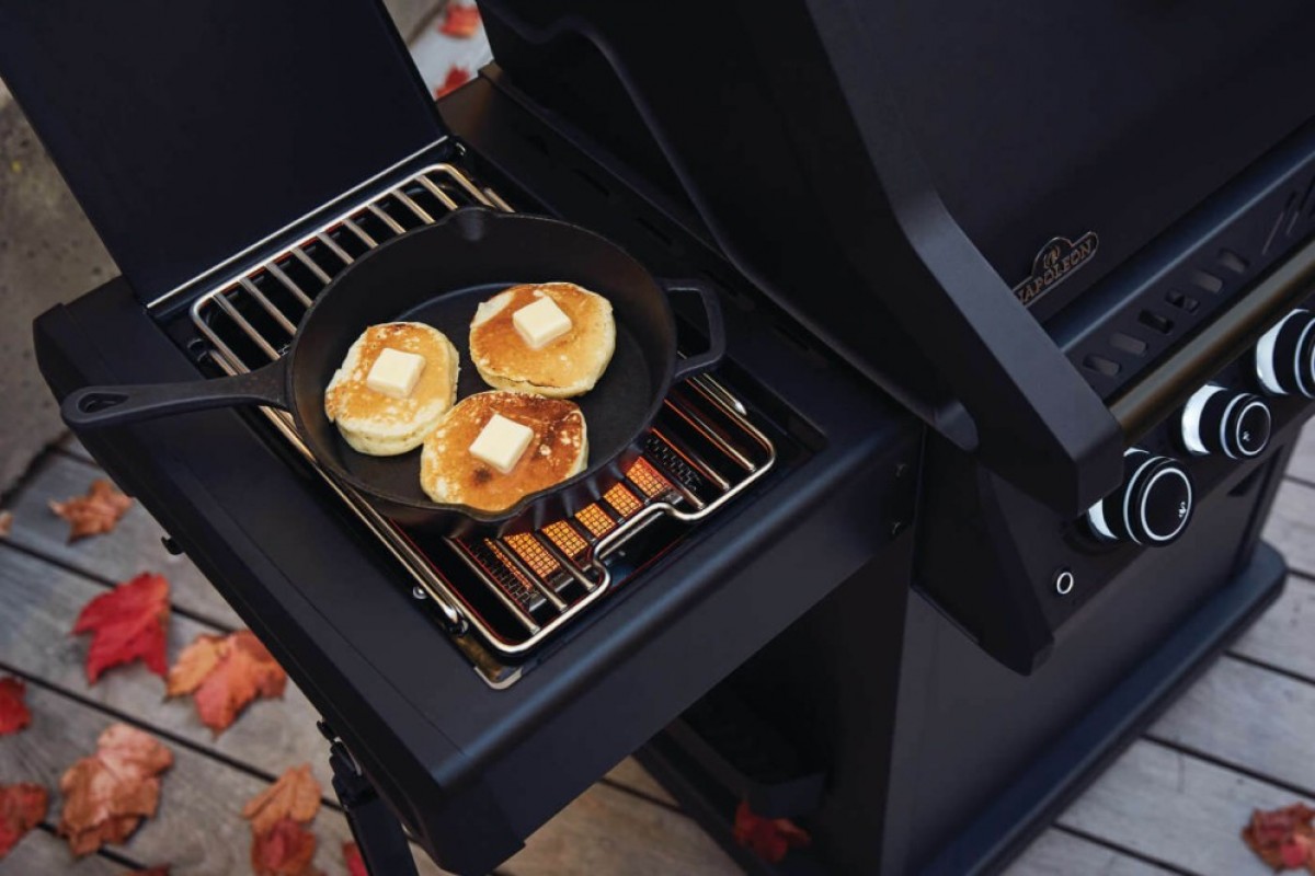 Газовый гриль Napoleon Phantom Rogue SE 425, c задней и боковой Sizzle Zone конфорками, черный мат RSE425RSIBPK-1-PHM