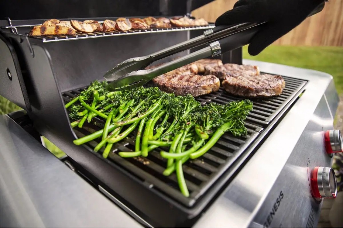 Газовый гриль Weber Genesis E-315 черный 1500631
