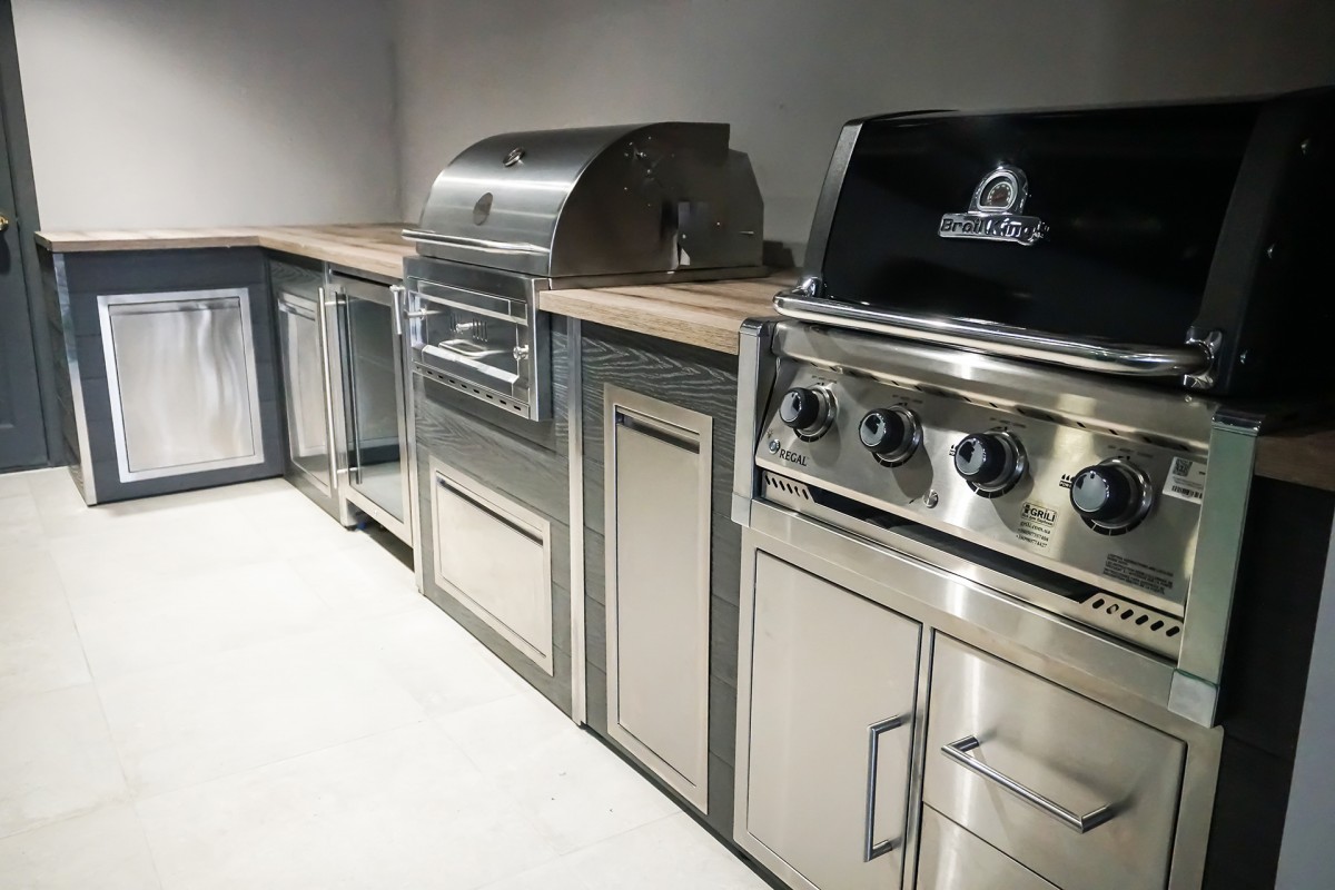 Барбекю кухня с газовым и угольным грилем (Broil King Regal 420 и GRILLI Fiery Fish) 4.4 м.п.