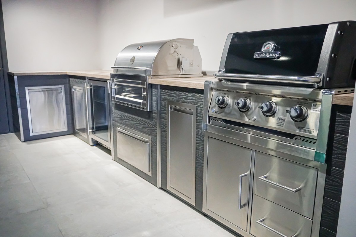 Барбекю кухня с газовым и угольным грилем (Broil King Regal 420 и GRILLI Fiery Fish) 4.4 м.п.