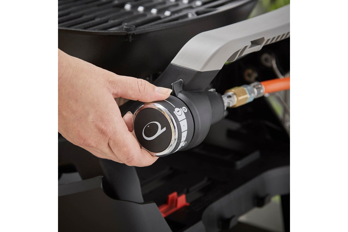 Газовий гриль Weber Q1200N Black з бічними столиками на підставці 1501085