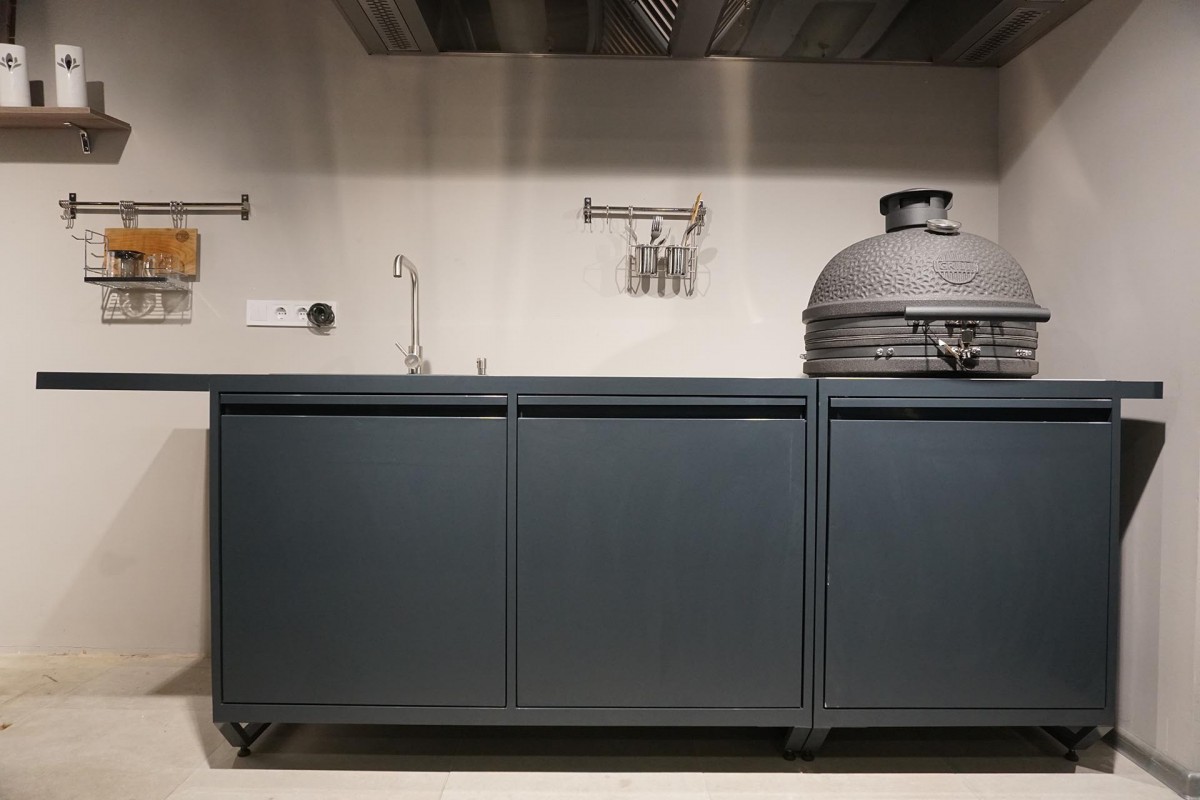 Уличная кухня-барбекю с керамическим угольным грилем Kamado L и мойкой GRILLI 777957