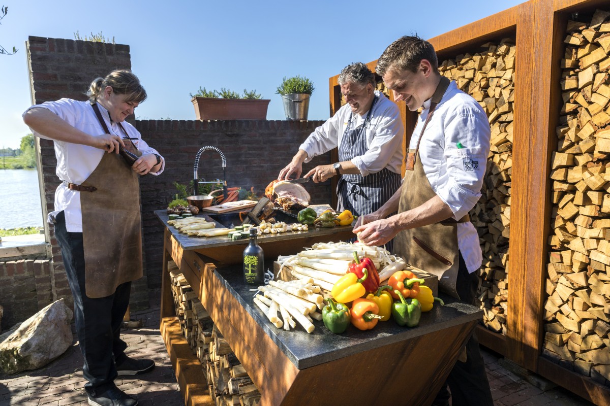 Кухня с колёсиками Quadro Premium Коричневая (с системой водоснабжения) QN29151