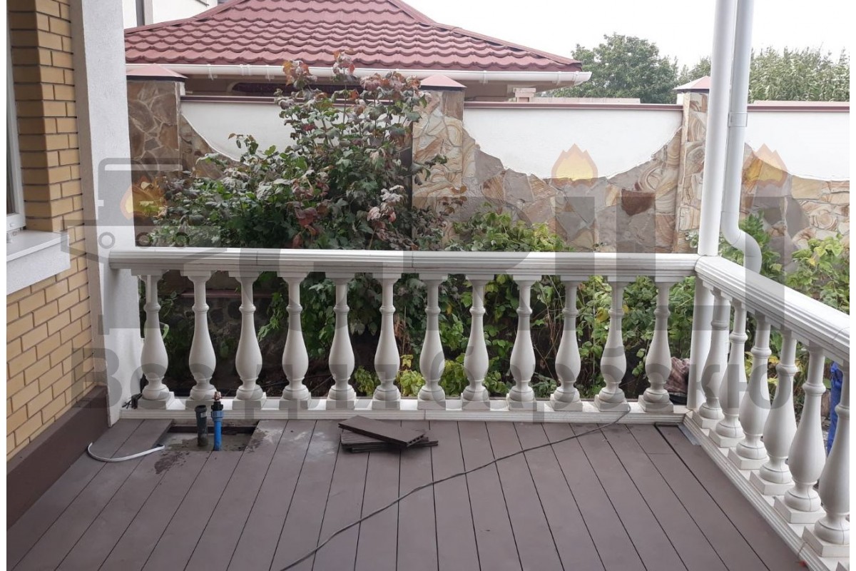 Уличная кухня в белом цвете с угольным Kamado Joe и газовым Napoleon (2,95 м.п.)