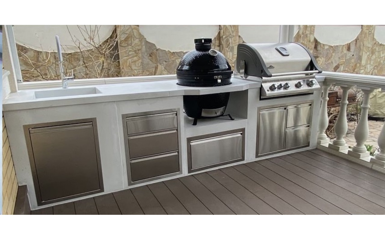 Уличная кухня в белом цвете с угольным Kamado Joe и газовым Napoleon (2,95 м.п.)